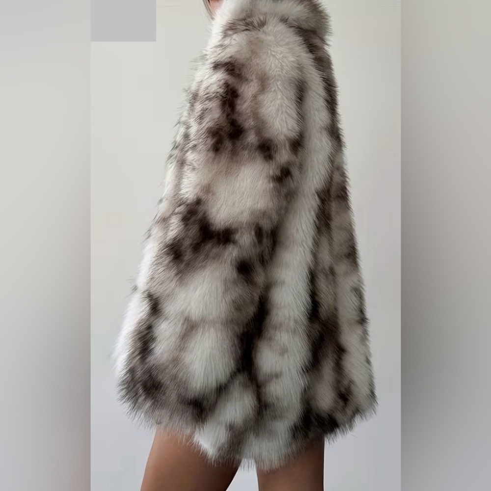 Elegant Faux Fur Coat in Gray and White - Picture 5 of 15